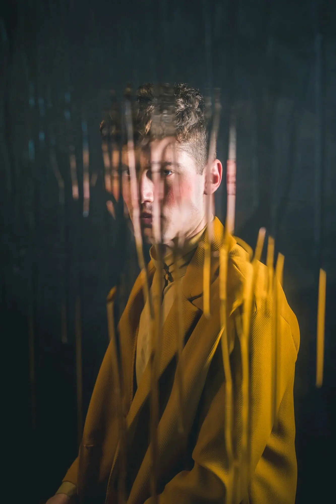 Modebewusster Mann schaut in die Kamera.