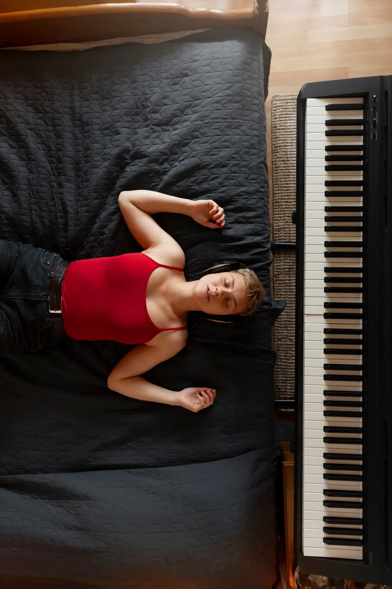 Künstler, der alternative Bedroom-Pop-Musik produziert.